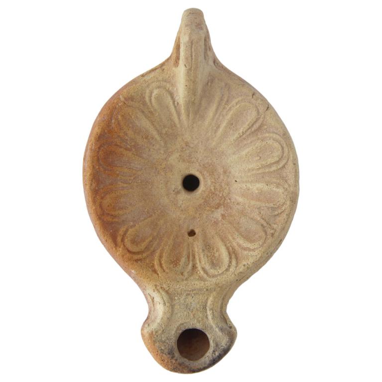 Lampe à huile "coquille" Datation dernier quart du IIe - première moitié du IIIe s. ap. J.C. Voir : Deneauve n° n° 1103 Marseille chantier de la Bourse fig. 55, n° 33 Bussière, lampes antiques d'Algérie N° 3680 P; 367 pl. 104 n° 20130524 012