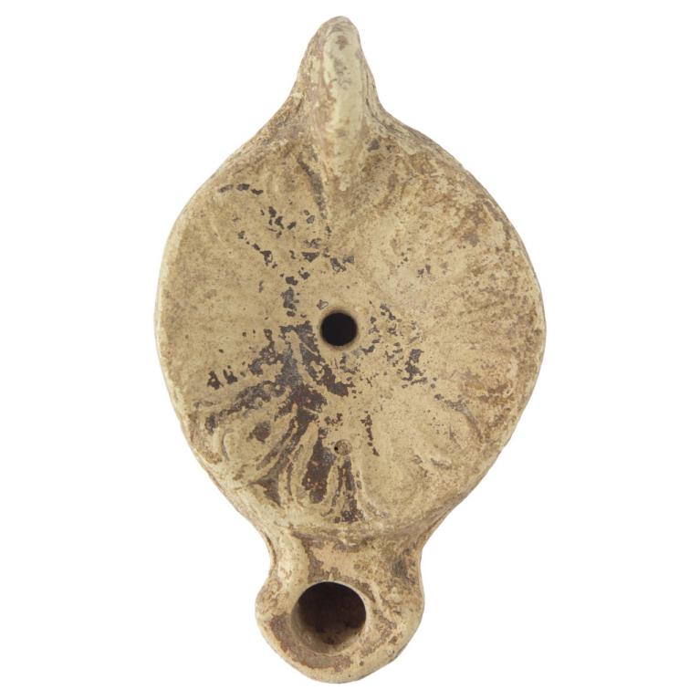 Lampe à huile "coquille" Datation dernier quart du IIe - première moitié du IIIe s. ap. J.C. Voir : Deneauve n° n° 1103 Marseille chantier de la Bourse fig. 55, n° 33 Bussière, lampes antiques d'Algérie N° 3680 P; 367 pl. 104 n° 20130524 025
