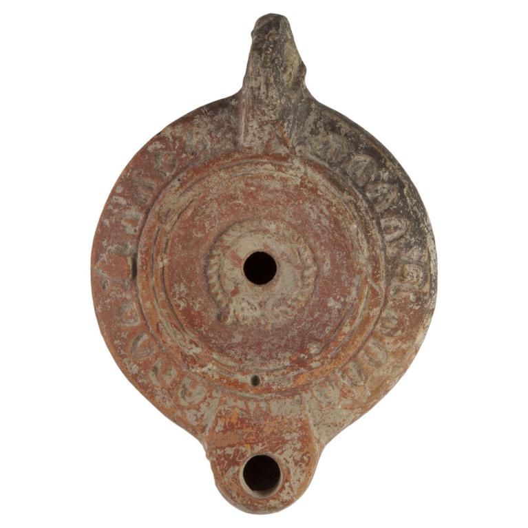 Lampe romaine à bec rond et à ombilic centrale (Deneauve VIIB) Signature, MNOVIVSI Etiquette ancienne, Camp Sabatier Octobre 1888 Acquisition SVV Cannes Enchères N° 20130630 070