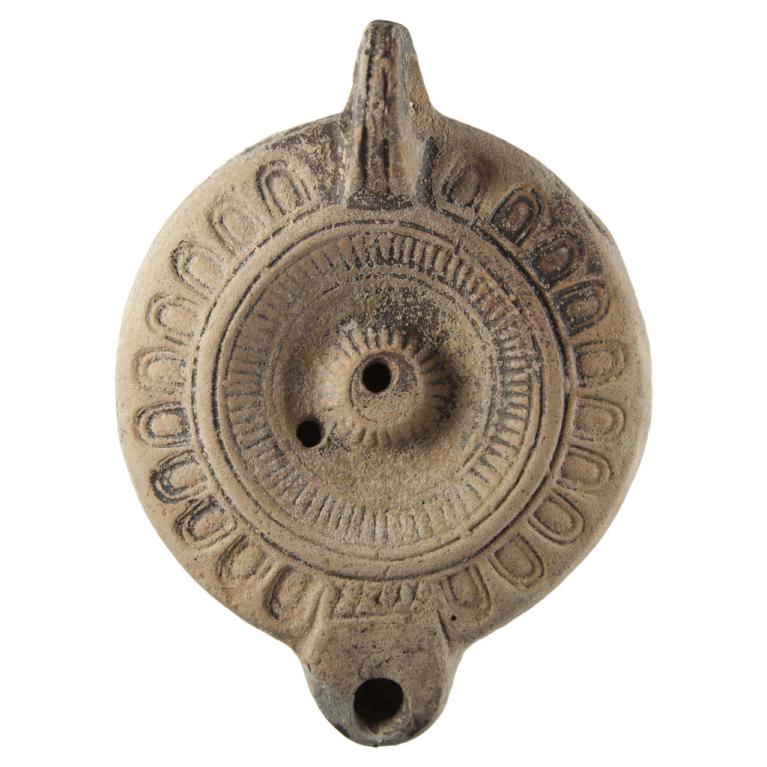 Grande lampe romaine à bec rond et à ombilic centrale (Deneauve VIIB) Signature, EX OFI Q SEM D. 140 x 105 x 38 mm Acquisition SVV Millon et Associés N° 20141121 051