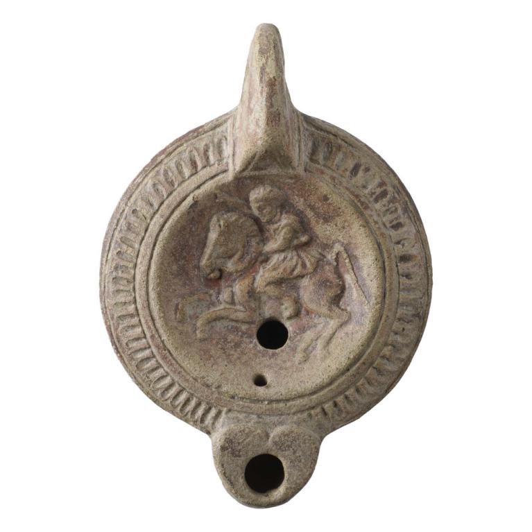 Cavalier sur son cheval à gauche. D. 128 x 88 x 33 mm Acquisition SVV Labarbe Marc, Toulouse, France. Provenance inconnue. Voir fiche N° 20180408 029